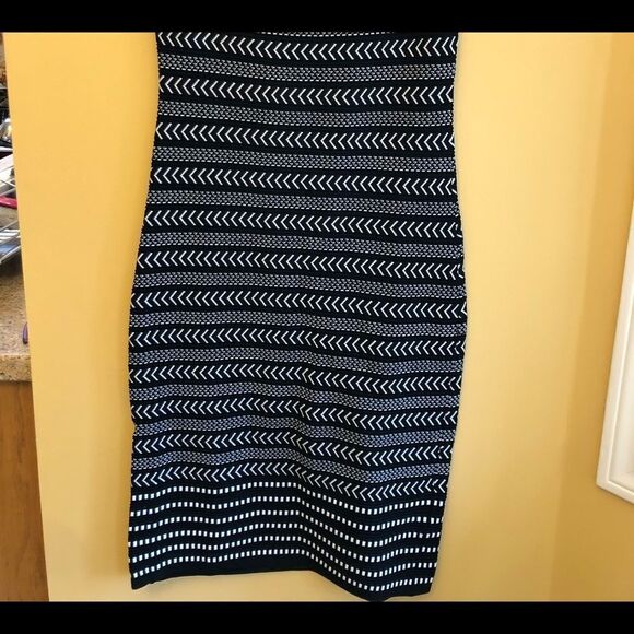 VINCE Camuto Fitted Knit Sleeveless Dress with Rolled Shawl Collar EUC - Picture 9 of 9